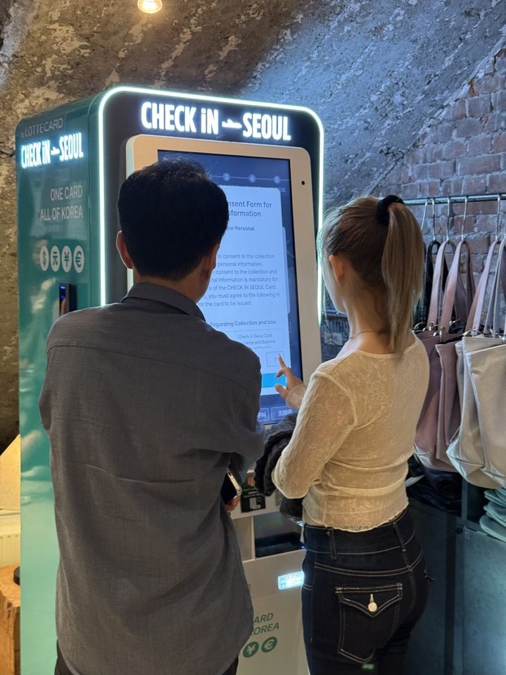 [서울=뉴시스] 다국어 지원 키오스크를 통해 결제 중인 관광객. (사진=서울시 제공) 2026.09.29. photo@newsis.com *재판매 및 DB 금지