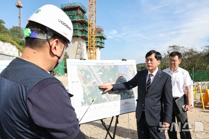 [인천=뉴시스] 김진규 인천 검단구청장(가운데)이 지난 28일 '검단~경명로 간 도로개설공사' 현장을 찾아 공사 진행 상황을 점검하고 있다. (사진=검단구 제공) 2026.09.29. photo@newsis.com