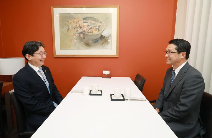 [서울=뉴시스] 이억원 금융위원장이 29일 오전 서울 중구 달개비에서 이토 유타카(Ito Yutaka) 일본 금융청장과 면담을 통해 한-일 금융시장 정책‧동향을 공유하고, 양국 간 지속적인 금융 협력 강화를 약속했다. (사진제공=금융위원회) 2026.09.29. photo@newsis.com *재판매 및 DB 금지