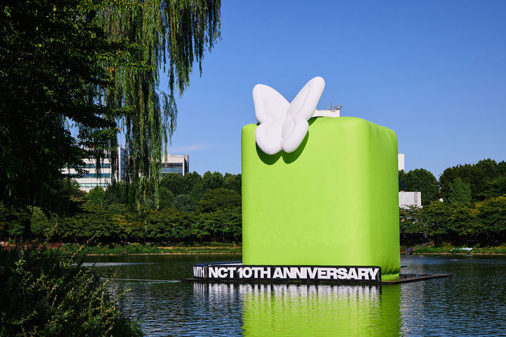 [서울=뉴시스] NCT 10주년 기념 석촌호수 아트벌룬&라이팅. (사진 = SM엔터테인먼트 제공) 2026.09.29. photo@newsis.com *재판매 및 DB 금지