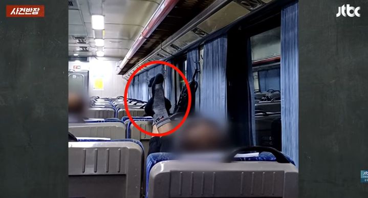 [서울=뉴시스] 동해에서 청량리로 향하는 무궁화호 열차에서 한 남성이 옆 좌석에 승객이 앉아 있는데도 두 다리를 뻗어 앞좌석 등받이에 발을 올린 모습이 포착됐다. (사진=JTBC '사건반장' 캡처) *재판매 및 DB 금지