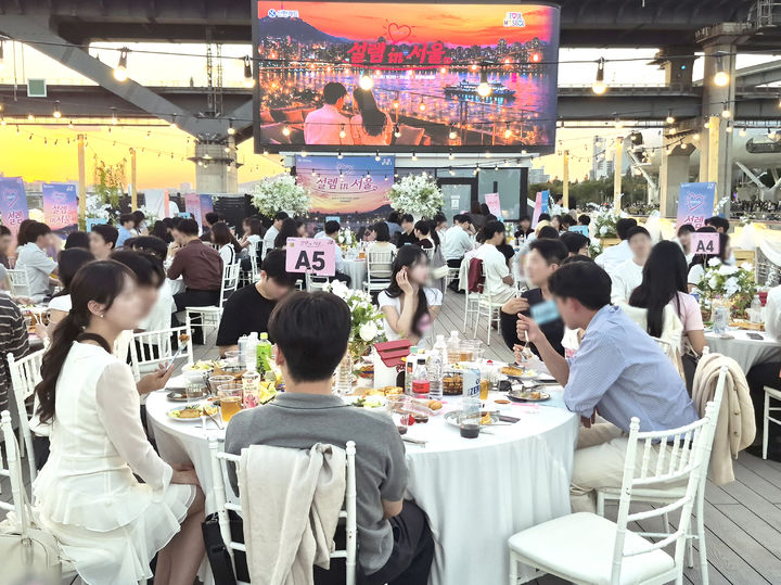 [서울=뉴시스] 지난 19일 열린 '설렘 in 서울, 한강버스편' 행사에서 참가자들이 테이블에 둘러앉아 대화하고 있다. (사진=서울시 제공) 2026.09.19. photo@newsis.com *재판매 및 DB 금지