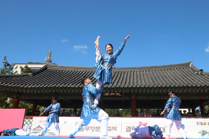 '정오의 한마당' 프로그램 중 전통문화공연예술단체 '발광엔터테인먼트'의 택견. (사진=국립정동극장 제공) *재판매 및 DB 금지