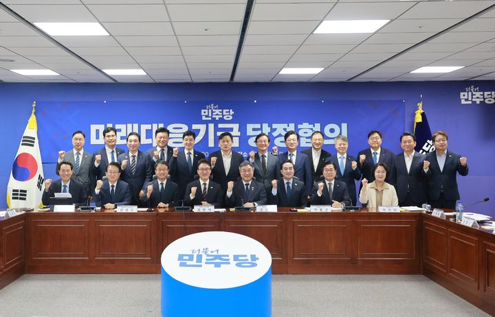 [대전=뉴시스]29일 국회 의원회관에서 미래대응기금 및 지방교부세 개편 관련 당정협의회가 열렸다. 허태정 시장은 이날 지방재정 감소를 보완하고 자율적 재정운용권을 보장할 제도개선을 건의했다. (사진=대전시 제공) 2026.09.29 photo@newsis.com *재판매 및 DB 금지