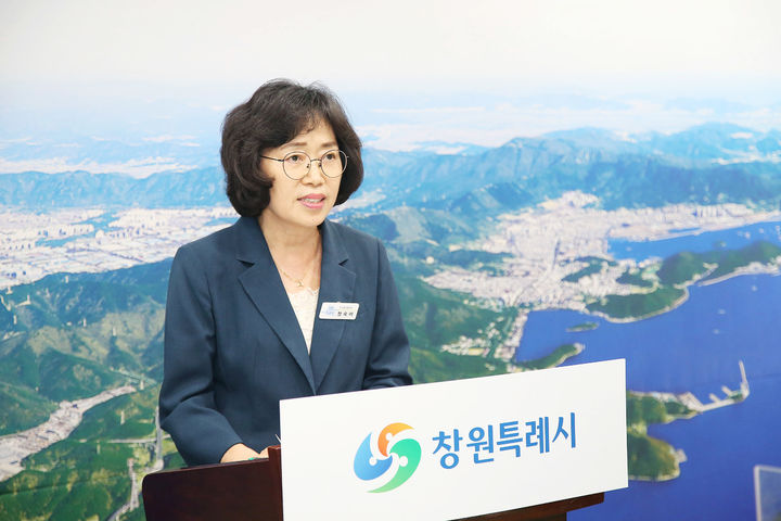 [창원=뉴시스] 강경국 기자 = 정숙이 경남 창원시 도서관사업소장이 29일 시청 프레스센터에서 독서문화 축제인 2026 창원 북 페스타 행사 개최와 관련해 브리핑을 하고 있다. (사진=창원시청 제공). 2026.09.29. photo@newsis.com *재판매 및 DB 금지