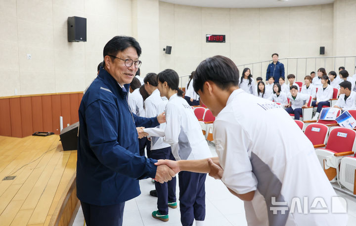 [인천=뉴시스] 도성훈 인천시교육감이 제107회 전국체육대회에 출전하는 인천체육고등학교 선수단을 격려하고 있다. (사진=인천시교육청 제공) 2026.09.29. photo@newsis.com