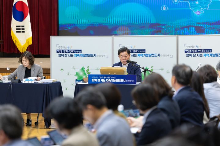 [광명=뉴시스] 박승원 광명시장이 29일 시청 대회의실에서 '2027년 주요업무계획 보고회'를 주재하고 있다.(사진=광명시 제공) 2026.09.29. photo@newsis.com *재판매 및 DB 금지