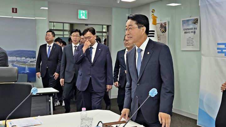 [세종=뉴시스] 송승화 기자 = 29일 보람동 세종시청에서 열린 국회 세종의사당 건립 간담회장에서 들어서는 조정식 국회의장. 2026.09.29. ssong1007@newsis.com *재판매 및 DB 금지