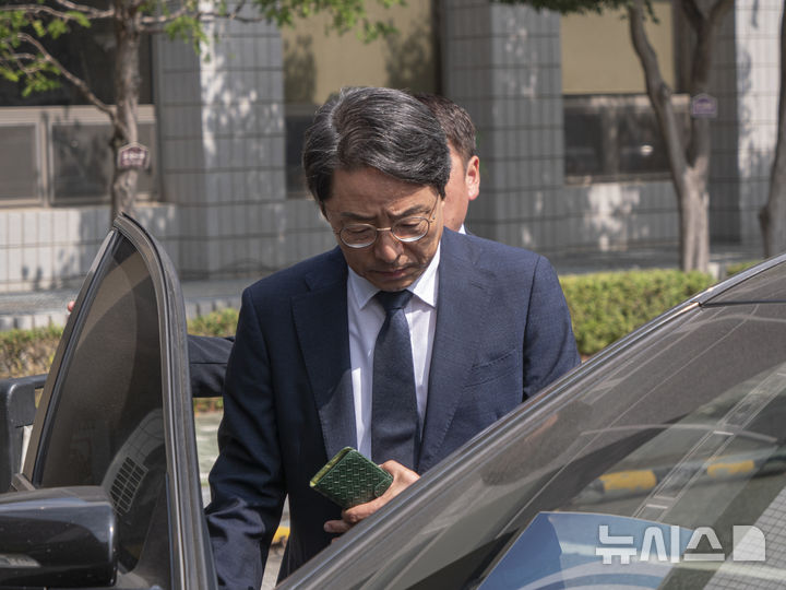 [군산=뉴시스] 강경호 기자 = 중대재해 처벌 등에 관한 법률 위반 혐의로 기소된 김철희 세아베스틸 전 대표이사가 29일 전북 군산시 전주지법 군산지원에서 진행된 결심공판이 끝난 뒤 법원 밖으로 나서고 있다. 2026.09.29. lukekang@newsis.com