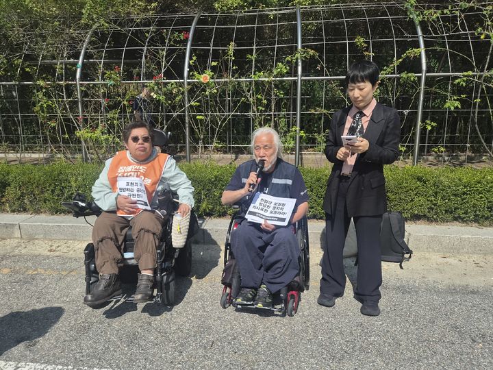 [서울=뉴시스] 조수원 기자 = 박경석(가운데) 전국장애인차별철폐연대(전장연) 상임공동대표가 29일 1심에서 벌금형을 선고 받은 뒤 서울중앙지법 앞에서 기자회견을 하고 있다.2026.09.29. tide1@newsis.com *재판매 및 DB 금지 *재판매 및 DB 금지