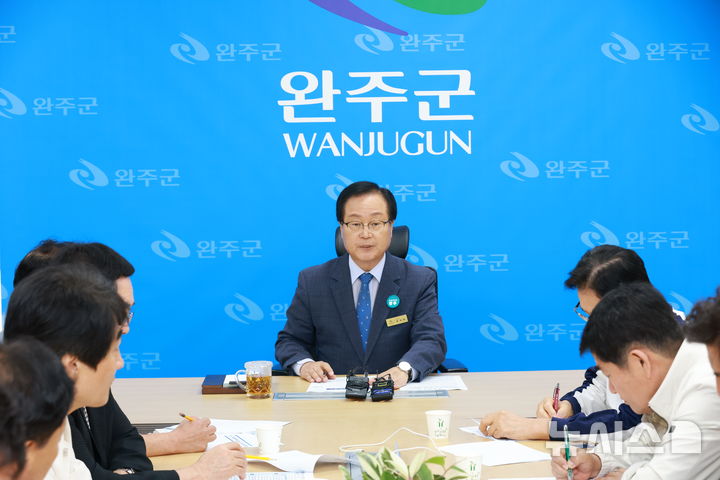 [완주=뉴시스] 유희태 완주군수가 29일 브리핑룸에서 기자간담회를 열고 '행복경제도시 완주’ 완성을 향한 구체적인 청사진을 발표하고 있다. 2026.09.29 (사진= 완주군 제공) *재판매 및 DB 금지