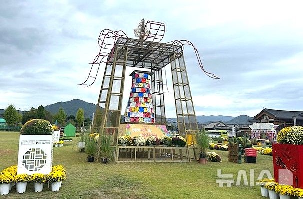 경주 황금정원 나들이 첨성대 모형 꽃 조형물
