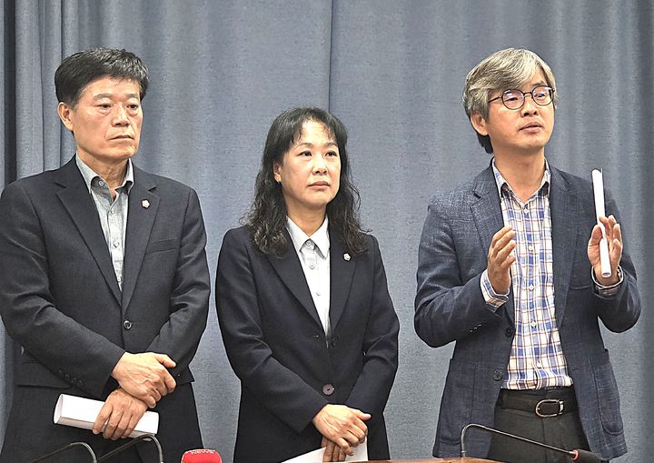 [횡성=뉴시스] 이덕화 기자 = 29일 더불어민주당 횡성군의회 박기영·이수정·백오인 의원이 기자회견을 열고 민생회복지원금 예산 93억3800만원 전액 삭감에 대한 국민의힘 의원들의 반대 이유와 표결 과정에 대한 명확한 설명을 요구하고 있다. 2026.09.29. wonder8768@newsis.com *재판매 및 DB 금지