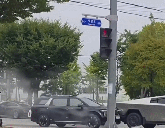 [서울=뉴시스] 테슬라 사이버트럭이 뒤에서 들이받은 차량과 충돌한 후에도 크게 손상되지 않은 모습이 포착돼 화제가 되고 있다. (영상=스레드 캡처) *재판매 및 DB 금지 *재판매 및 DB 금지