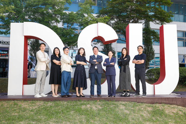 [부산=뉴시스] 동서대학교 정도운 진로취업지원처장이 '2026년 일자리창출 지원 유공 정부포상'에서 대통령표창을 수상했다. (사진= 동서대학교 제공) 2026.09.29 photo@newsis.com *재판매 및 DB 금지