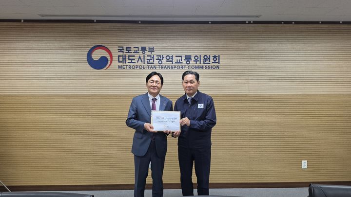 박용철(왼쪽) 강화군수와 김용석 국토교통부 대도시권광역교통위원회 위원장. (사진=강화군 제공) 2026.09.29. photo@newsis.com *재판매 및 DB 금지