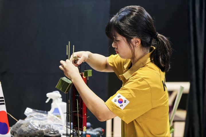 [서울=뉴시스] 남윤희 삼육대 환경디자인원예학과 학생이 '제48회 국제기능올림픽대회'에서 작품 제작에 임하고 있다. (사진=삼육대 제공) 2026.09.29. photo@newsis.com *재판매 및 DB 금지