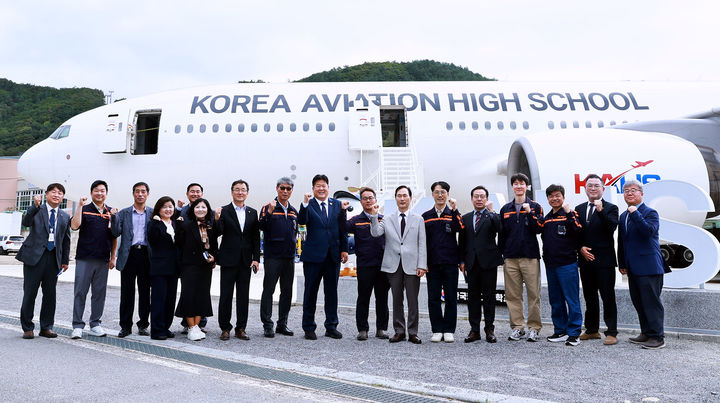 태백시는 29일 태백시 구문소동 한국항공고에서 강원특별자치도교육청, 제주항공, 한국항공고와 항공산업 분야 전문인재 양성과 학생들의 현장교육 강화를 위한 업무협약을 체결하고 있다.(사진=태백시 제공) *재판매 및 DB 금지