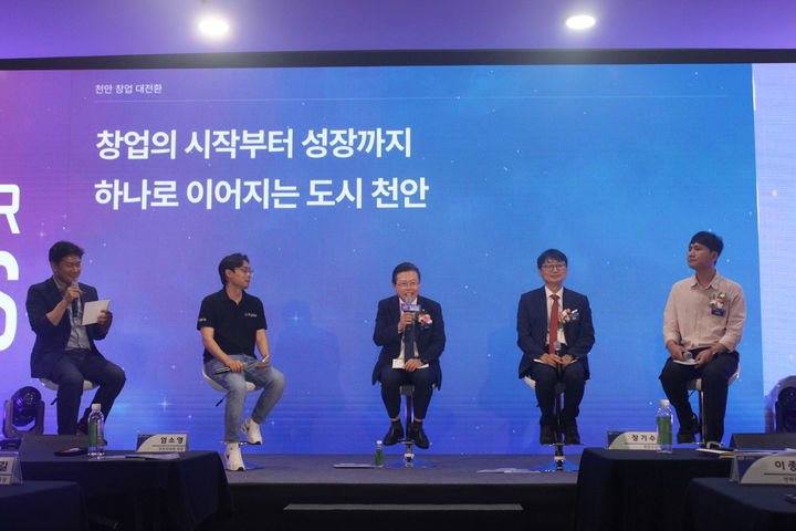 [천안=뉴시스] 최영민 기자 = 장기수 천안시장 등 관계자들이 29일 천안시청 대회의실에서 열린 천안 C-STAR Awards 행사에서 토크콘서트를 진행하고 있다. 2026.09.29. ymchoi@newsis.com *재판매 및 DB 금지