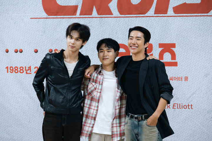 [서울=뉴시스] 29일 서울 종로구 예술가의집에서 연극 '크루즈' 제작발표회'가 열렸다. 사진은 배우 한민우(왼쪽부터), 이남기 연출, 배우 킹키. (사진=노크씨어터 제공) 2026.09.29.photo@newsis.com *재판매 및 DB 금지