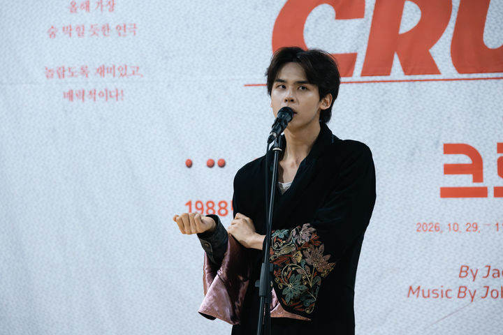 [서울=뉴시스] 29일 서울 종로구 예술가의집에서 연극 '크루즈' 제작발표회'가 열렸다. 한민우가 장면을 시연하고 있다. (사진=노크씨어터 제공) 2026.09.29.photo@newsis.com *재판매 및 DB 금지