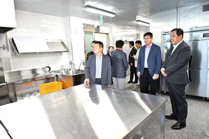 [평창=뉴시스] 심재국 평창군수가 평창지역자활센터 신축 준공식에서 참석자들과 함께 센터 내부를 둘러보고 있다. (사진=평창군 제공) 2026.09.29. photo@newsis.com *재판매 및 DB 금지