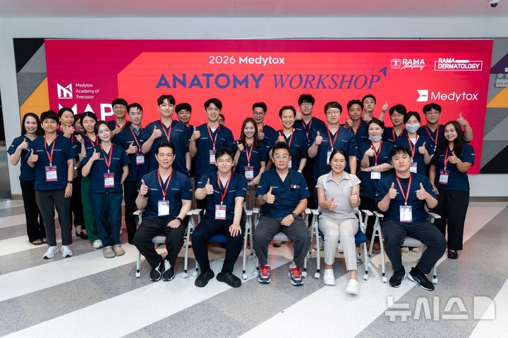 [서울=뉴시스] 지난 28일 태국에서 열린 메디톡스 아나토미 워크샵에 참가한 의료진들이 단체사진을 촬영하고 있다. (사진=메디톡스 제공) 2026.09.29. photo@newsis.com