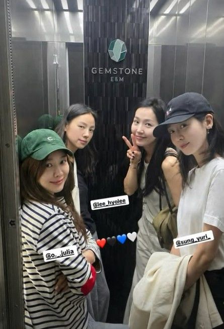 [서울=뉴시스] 이효리·옥주현·이진·성유리가 엘레베이터서에서 사진을 찍는 모습이다. (사진=이진 SNS 캡처) 2026.09.29. photo@newsis.com *재판매 및 DB 금지
