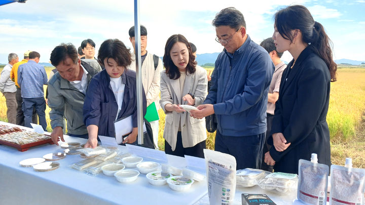 [세종=뉴시스] 농촌진흥청은 29일 전남 해남군 장립종 생산실증단지에서 '수출용 K-장립종 현장연시회'를 열고 국산 장립종 벼 우량계통의 재배 가능성과 가공 특성을 평가했다고 밝혔다. (사진=농진청 제공) 2026.09.29. photo@newsis.com *재판매 및 DB 금지