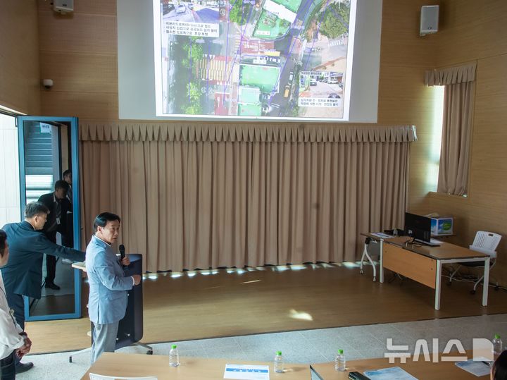 [인천=뉴시스] 구재용 인천 서해구청장이 석남초등학교 통학환경 개선 사업에 대해 설명하고 있다. (사진=서해구 제공) 2026.09.29. photo@newsis.com