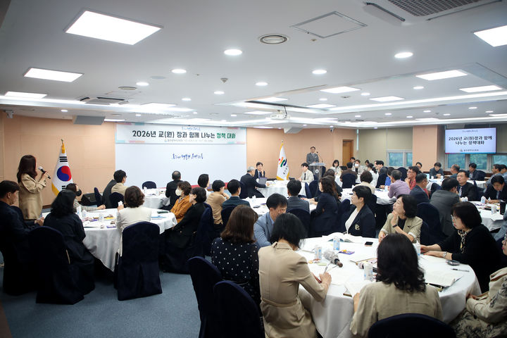 [울산=뉴시스] 조용식 울산교육감을 비롯한 울산 지역 초등교장들이 29일 시교육청 집현실에서 열린 정책대화에 참석해 학교별 현안을 공유하고 있다. (사진=울산교육청 제공) photo@newsis.com *재판매 및 DB 금지