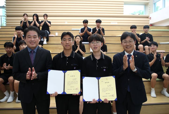 [울산=뉴시스] 조용식 울산교육감이 29일 화진중에서 집중호우 당시 침수 피해 위기에 놓인 상가 상인들을 적극적으로 도운 학생들에게 표창을 수여하고 기념사진을 찍고있다. (사진=울산교육청 제공) 2026.09.29. photo@newsis.com *재판매 및 DB 금지