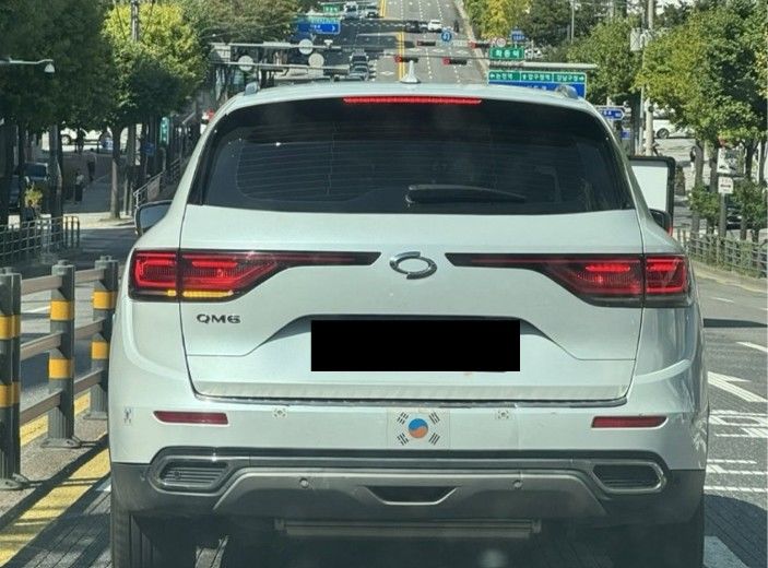 [서울=뉴시스] 태극기를 반대로 단 차량 사진이 온라인에서 공유되고 있다. (사진 출처=스레드 캡처)