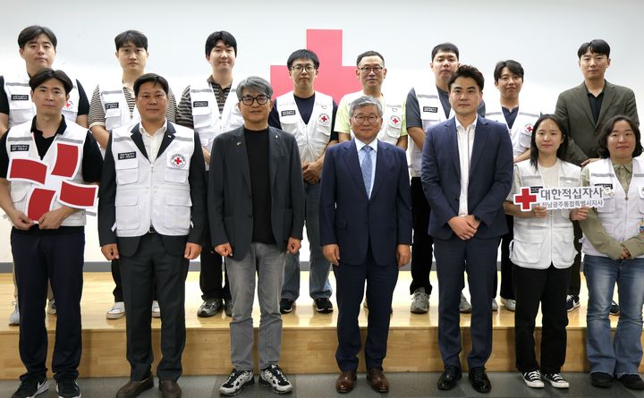 [전남광주] 29일 대한적십자사 전남광주통합특별시지사 소속 '레드크로스 리더스클럽'이 네팔 홍수 피해 복구를 위해 성금 1260만원을 기부하고 기념촬영을 하고 있다. (사진=적십자사 제공) 2026.09.29. photo@newsis.com *재판매 및 DB 금지