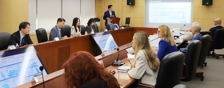 [대전=뉴시스] 29일 특구재단서 열린 '한-중부유럽 혁신기술 파트너십 밋업'에서 재단 관계자가 참가자들에게 연구개발특구를 소개하고 있다.(사진=특구재단 제공) *재판매 및 DB 금지