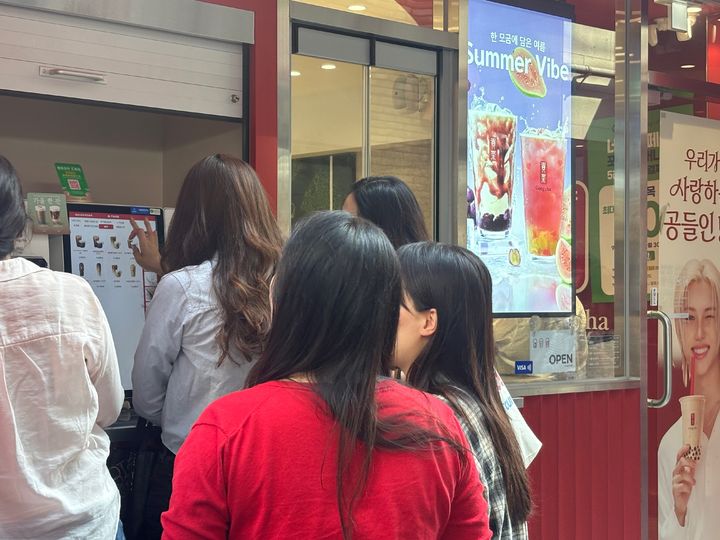 [서울=뉴시스] 장인혜 인턴 기자=29일 서울 명동의 한 매장 키오스크 앞에 젊은 이용객들이 줄지어 주문하고 있다. 2026.09.29. insunn@newsis.com