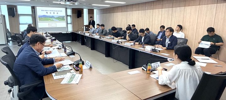[원주=뉴시스] 평창강 방림지구·한강 덕은·두무소지구 하천정비사업 착수보고회에서 참석자들이 정비 방향을 논의하고 있다. (사진=원주지방환경청 제공) 2026.09.29. photo@newsis.com *재판매 및 DB 금지