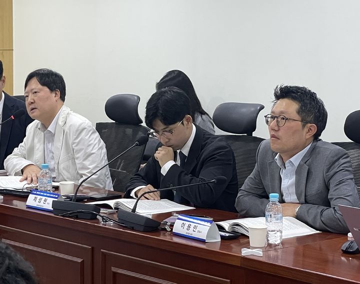 [서울=뉴시스] 이주영 기자 = 29일 서울 여의도 국회의원회관에서 열린 'AI 시대, 대한민국 콘텐츠 산업의 새로운 도약과 정책 과제' 간담회에 참석한 토론자 모습. (왼쪽부터) 김성준 한국콘텐츠진흥원 본부장, 제성원 뤼튼테크놀로지스 이사, 이용민 법무법인 율촌 변호사. 2026.09.29. zoo@newsis.com *재판매 및 DB 금지
