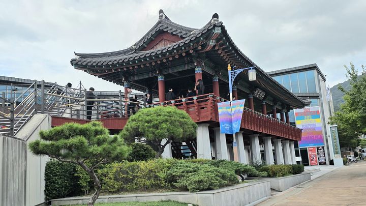 [사진=박현주 미술전문기자]29일 경남 창원 창원역사민속관과 연결된 창원마루에 2026창원조각비엔날레 작품이 설치돼 있다.2026.09.29. hyun@newsis.com *재판매 및 DB 금지