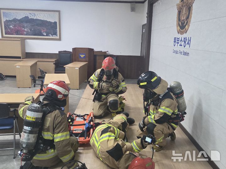 [전남광주=뉴시스] 전남광주 동부소방서는 최근 구조대장과 구조대원을 대상으로 고립사고 대비 역량강화 특별구조훈련을 실시했다고 29일 밝혔다. (사진=전남광주 동부소방서 제공) 2026.09.29 photo@newsis.com
