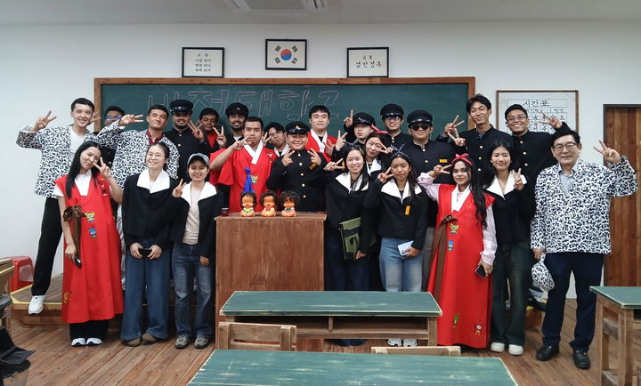 [순창=뉴시스] 순창군이 '제21회 장류축제'의 글로벌 관광객 유치를 위해 마련한 외국인 유학생 초청 팸투어에서 참가 학생들이 발효테마파크의 '추억의교실' 체험을 하며 기념사진을 찍고 있다. *재판매 및 DB 금지