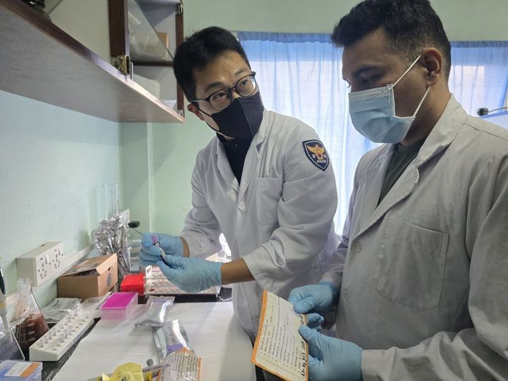 [서울=뉴시스]한국 경찰과 네팔 경찰이 네팔 중앙법과학연구소에서 합동 근무를 하고 있다. 사진 외교부 제공. *재판매 및 DB 금지