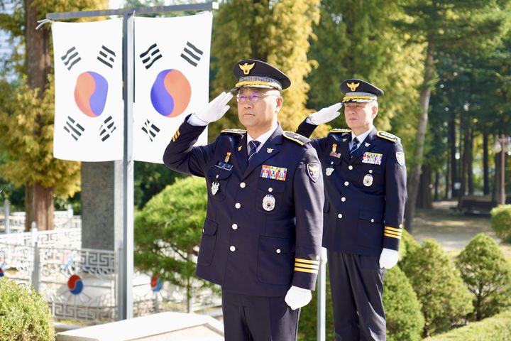 [세종=뉴시스] 제8대 김보준 세종경찰청장이 충령탑에서 경례하고 있다. (사진=세종경찰청 제공) 2026.09.29. photo@newsis.com *재판매 및 DB 금지