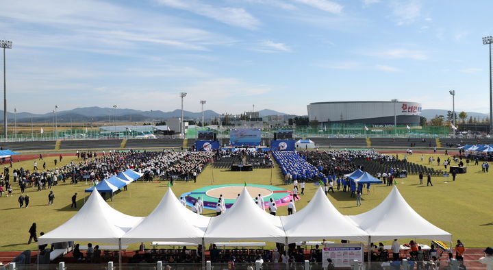 [태안=뉴시스] 지난 2024년 10월5일 태안종합운동장에서 열린 '제16회 태안군민체육대회'가 열리고 있다. (사진=태안군 제공) 2026.09.29. photo@newsis.com *재판매 및 DB 금지