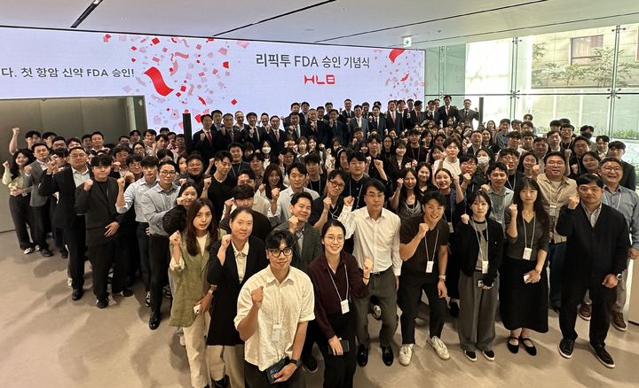 [서울=뉴시스] 29일 서울 강남구 HLB 학동 사옥에서 열린 ‘리픽투 FDA 승인 기념식’에서 진양곤 HLB그룹 의장과 임직원들이 기념촬영을 하고 있다. (사진=HLB그룹 제공) 2026.09.29. photo@newsis.com *재판매 및 DB 금지
