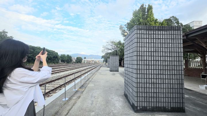 [사진=박현주 미술전문 기자] 29일 경남 창원 옛 진해역 철길 옆에 김수자의 신작 ‘연역적 오브제-더 그리드’(2026)가 설치돼 있다. 2026.09.29. hyun@newsis.com  *재판매 및 DB 금지