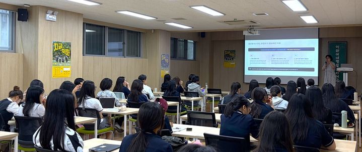 [서울=뉴시스] 2일 덕성여대 대학일자리플러스센터가 이화여대병설미디어고에서 진로·취업프로그램을 진행했다. (사진=덕성여대 제공) 2026.09.29. photo@newsis.com *재판매 및 DB 금지