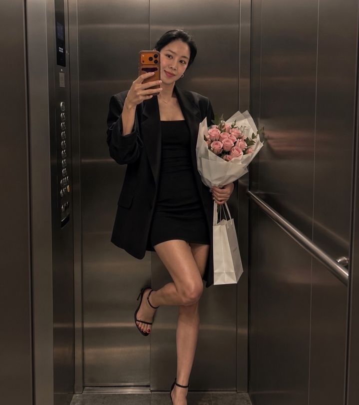 [서울=뉴시스]김주희가 꽃다발을 들고 거울 셀카를 찍으며 늘씬한 각선미를 뽐내고 있다. (사진=김주희 인스타그램 캡처) 2026.09.29