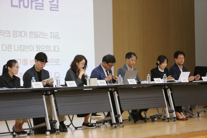 [서울=뉴시스] 한국출판인회의가 29일 서울 마포구 마포중앙도서관에서 출판·AI 정책포럼 '위기를 넘어 공존으로: AI 시대 출판 생태계가 나아갈 길'을 개최했다. (사진=한국출판인회의 제공) 2026.09.29. photo@newsis.com *재판매 및 DB 금지