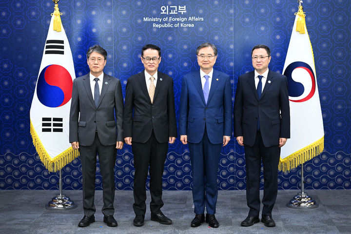 [서울=뉴시스](왼쪽부터) 김한규 TCS 사무차장, 니시오카 타쓰시 TCS 사무총장, 조현 장관, 리징 TCS 사무차장. 사진 외교부 제공. *재판매 및 DB 금지